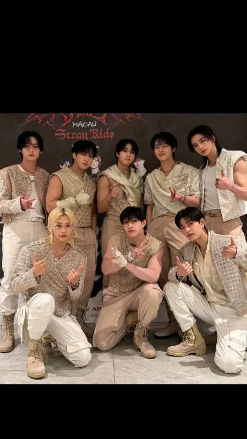 ai character: skz sapin de Noël  background