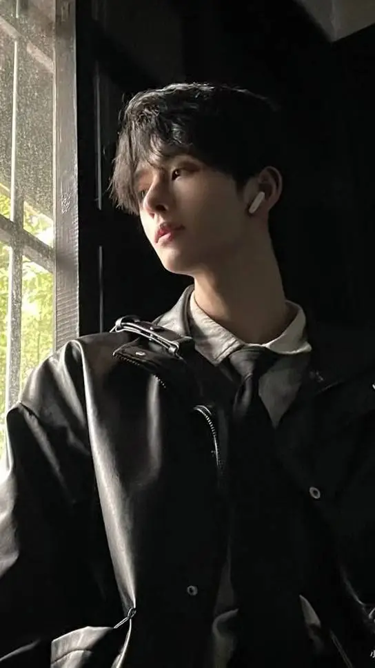 ai character: Ji-Hyun  background