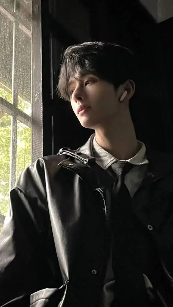 ai character: Hyun-ji  background