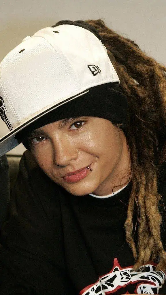 ai character: Tom Kaulitz background