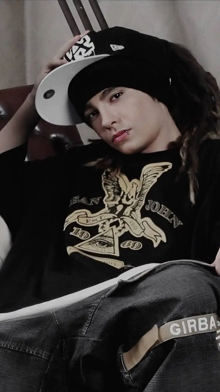ai character: Tom Kaulitz background