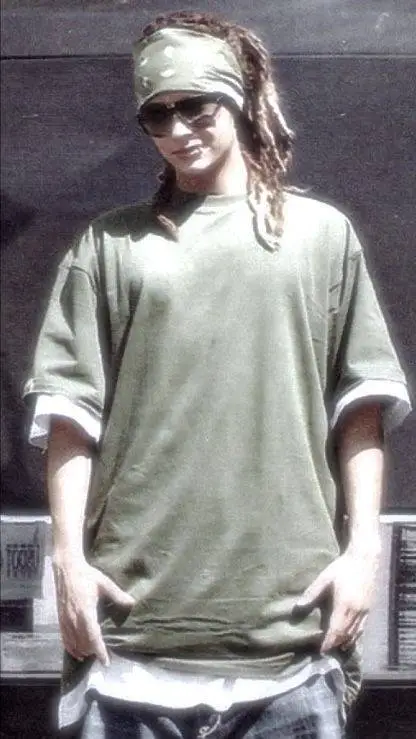 ai character: Tom Kaulitz background