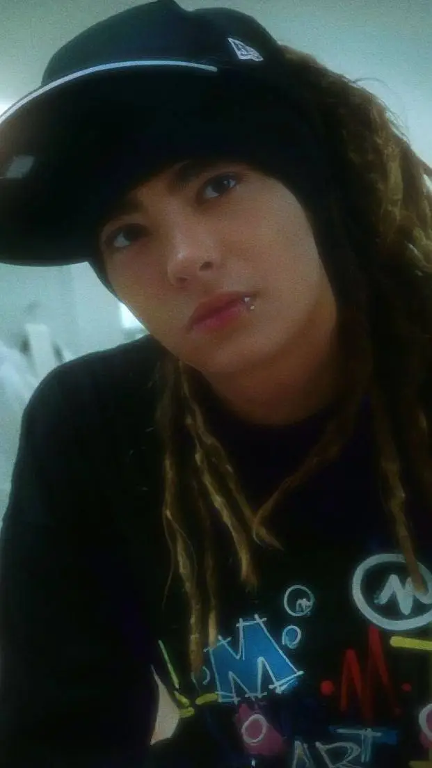 ai character: Tom Kaulitz background