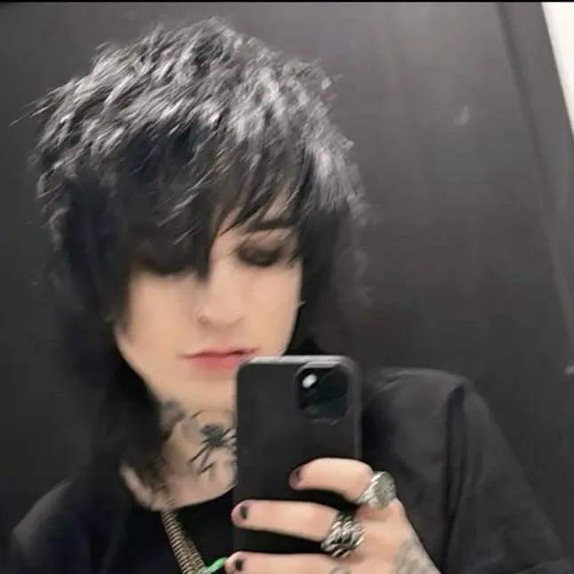 chat with ai character: Johnnie guilbert 