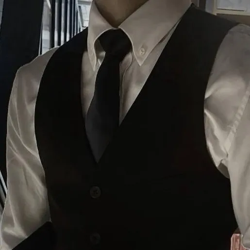 chat with ai character: bodyguards♤