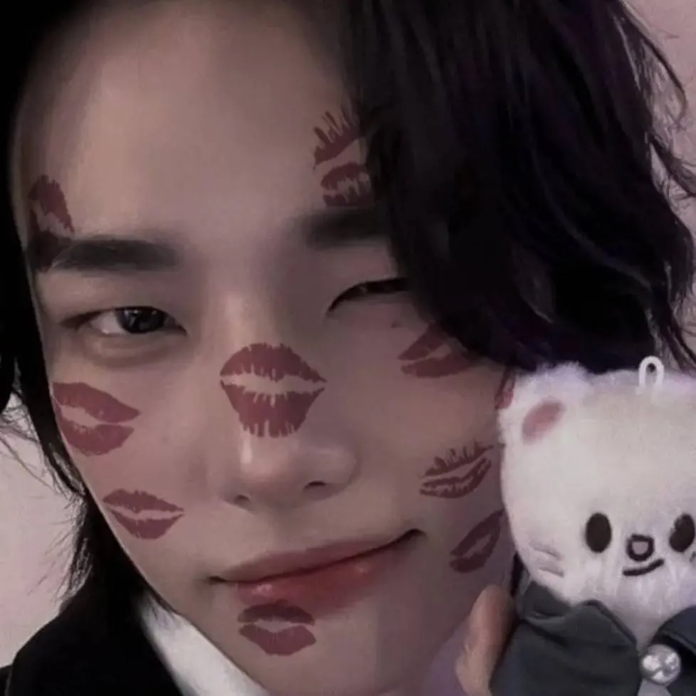 chat with ai character: Hyunjin from skz🌶🔥