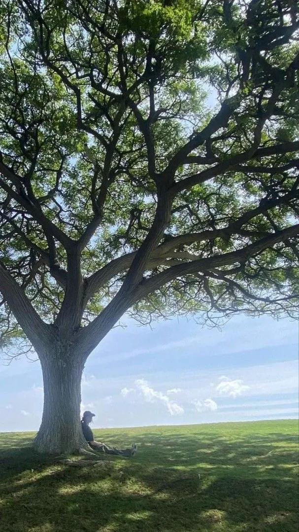 ai character: Billie Eilish background