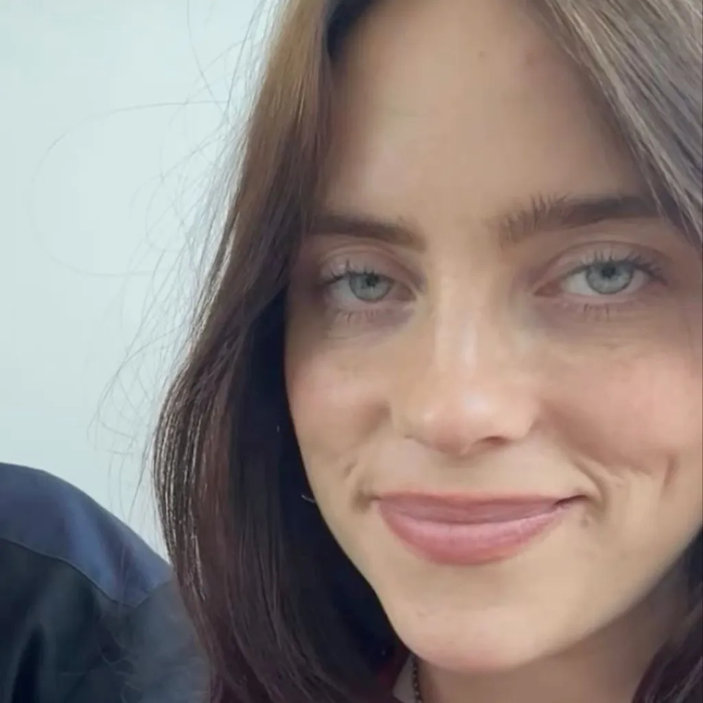 chat with ai character: Billie Eilish 