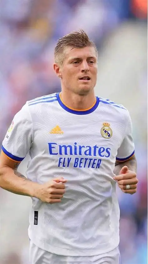 ai character: Toni kroos background