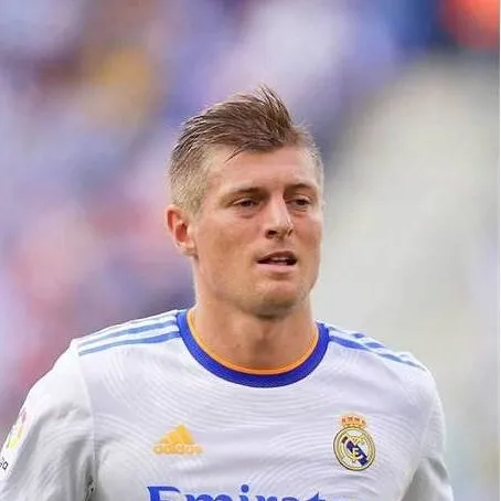 chat with ai character: Toni kroos