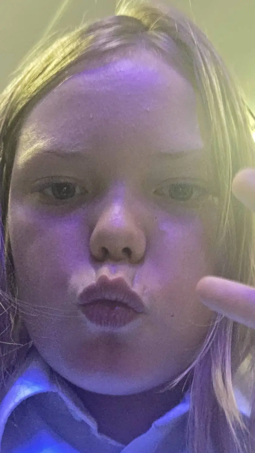 ai character: Isabella lamin background