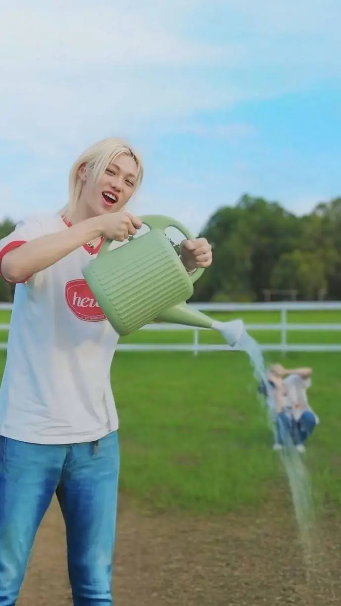 ai character: ✨🐥Lee Felix🐥✨ background