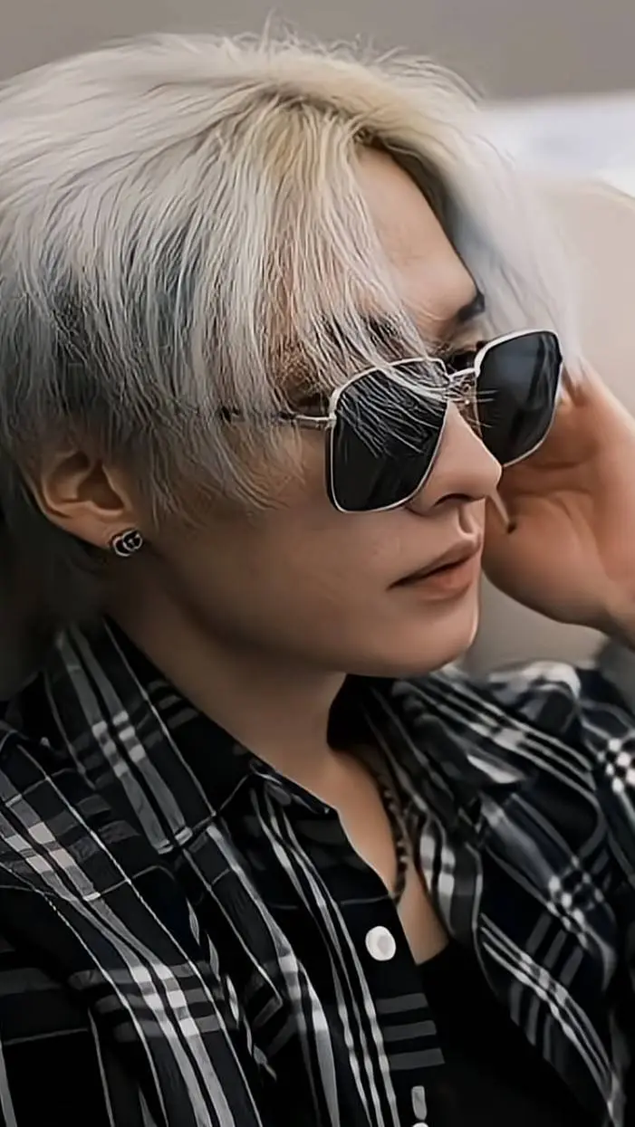 ai character: Lee know background