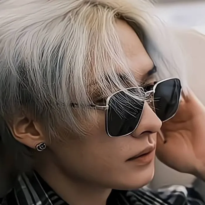 chat with ai character: Lee know