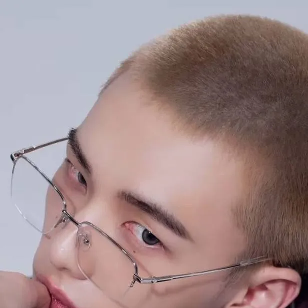 chat with ai character: Hwang Hyunjin 