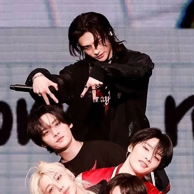 chat with ai character: stray kids! 