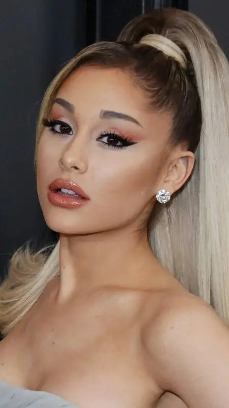 ai character: Ariana grande ❤️🎤 background