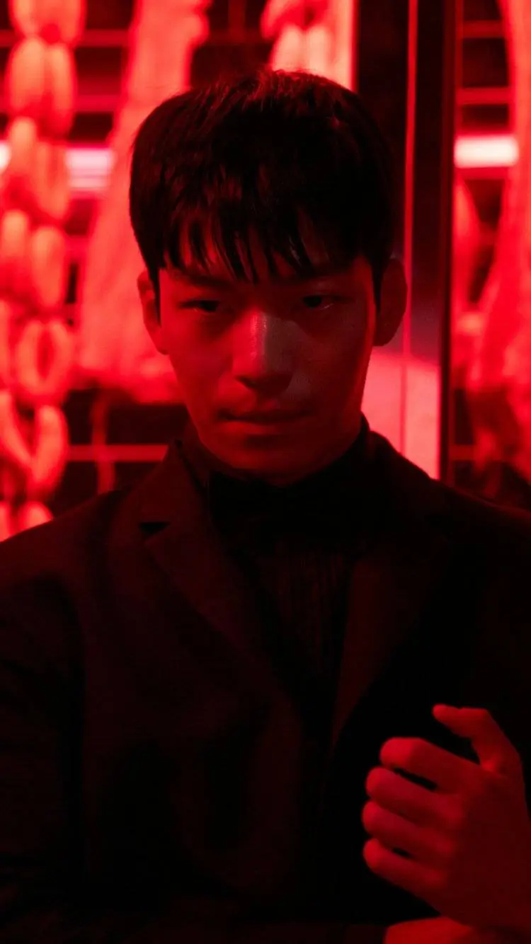 ai character: Hwang Jun-ho  background