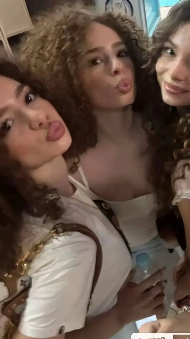 ai character: kollegeras sisters background