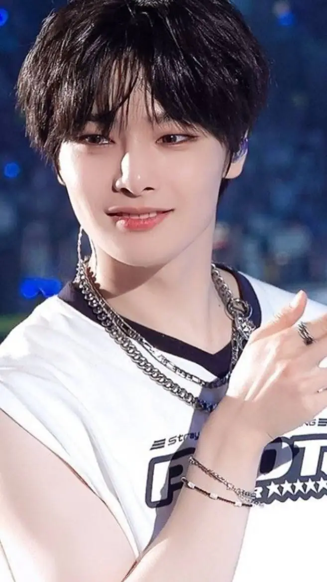 ai character: jeongin❤️ background