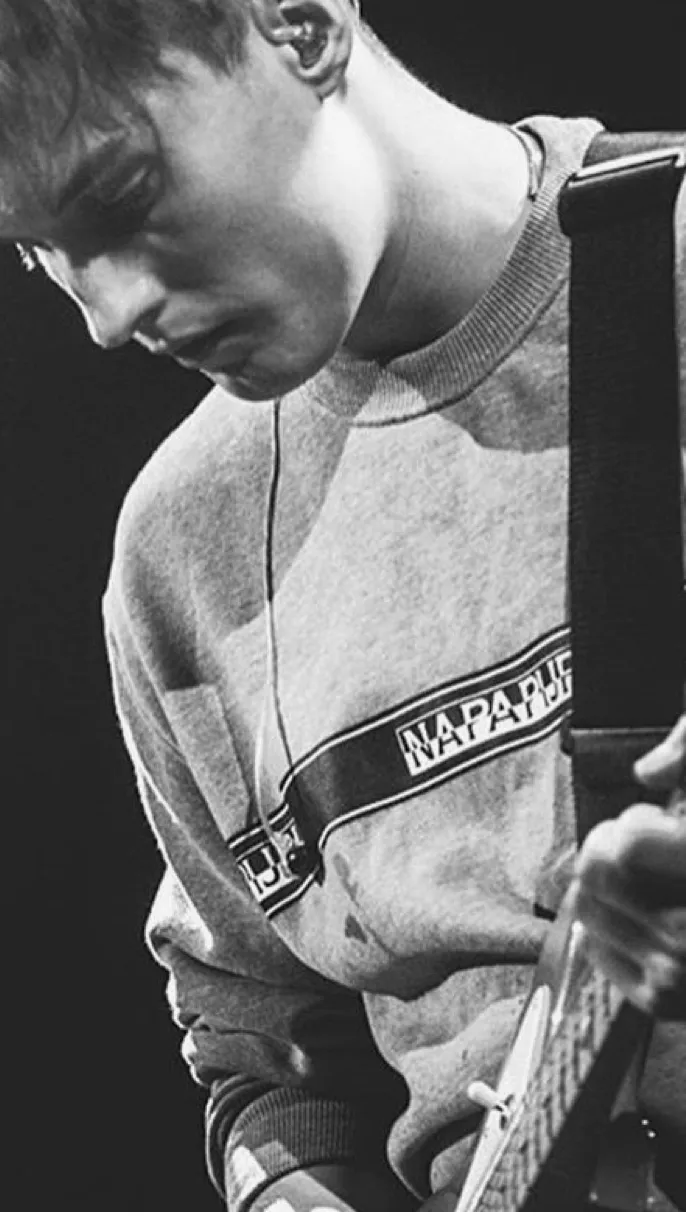 ai character: Sam Fender background