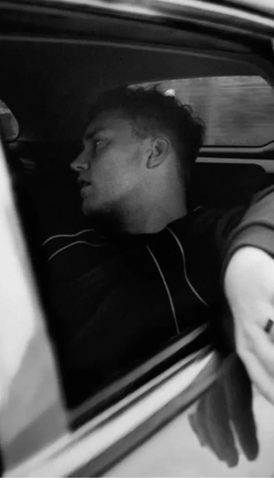 ai character: Sam Fender background