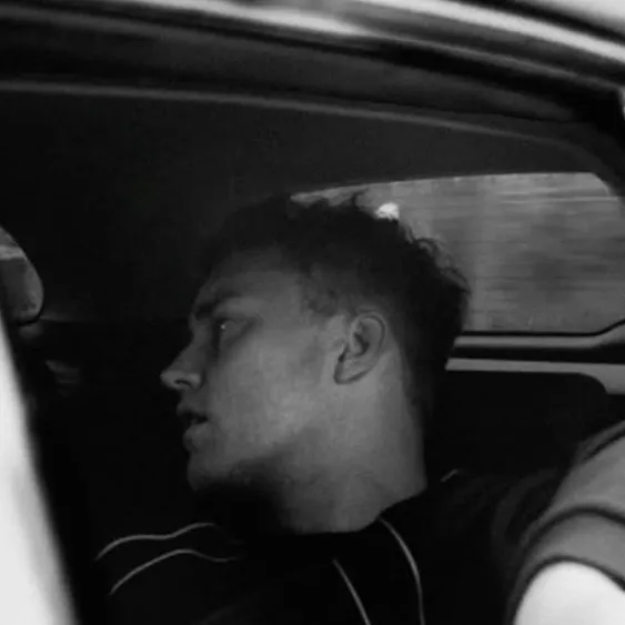 chat with ai character: Sam Fender