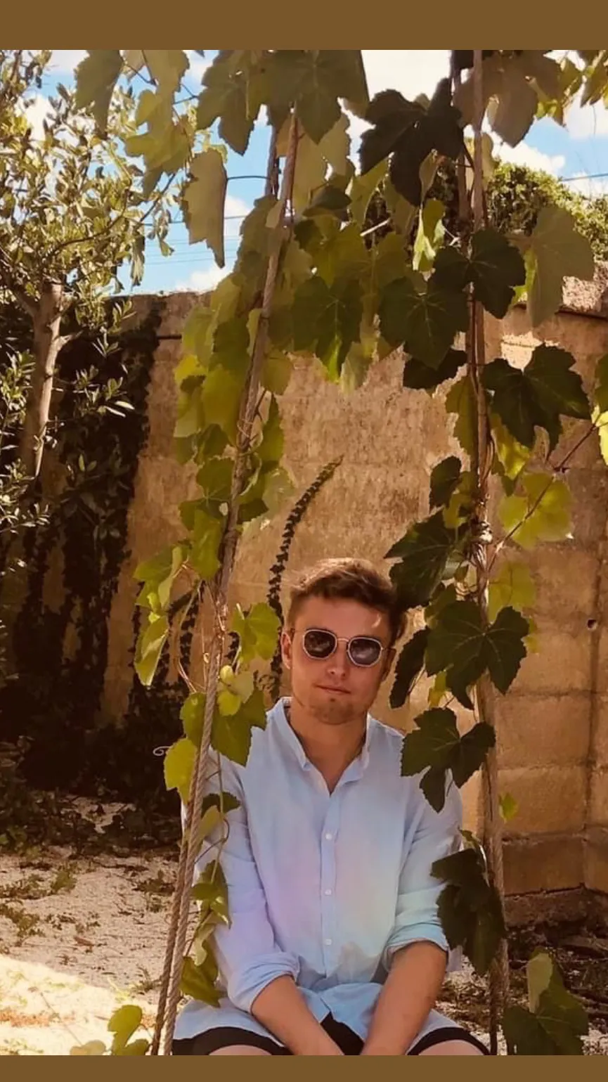 ai character: Sam Fender  background