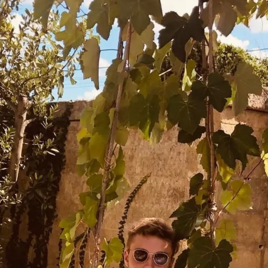 chat with ai character: Sam Fender 