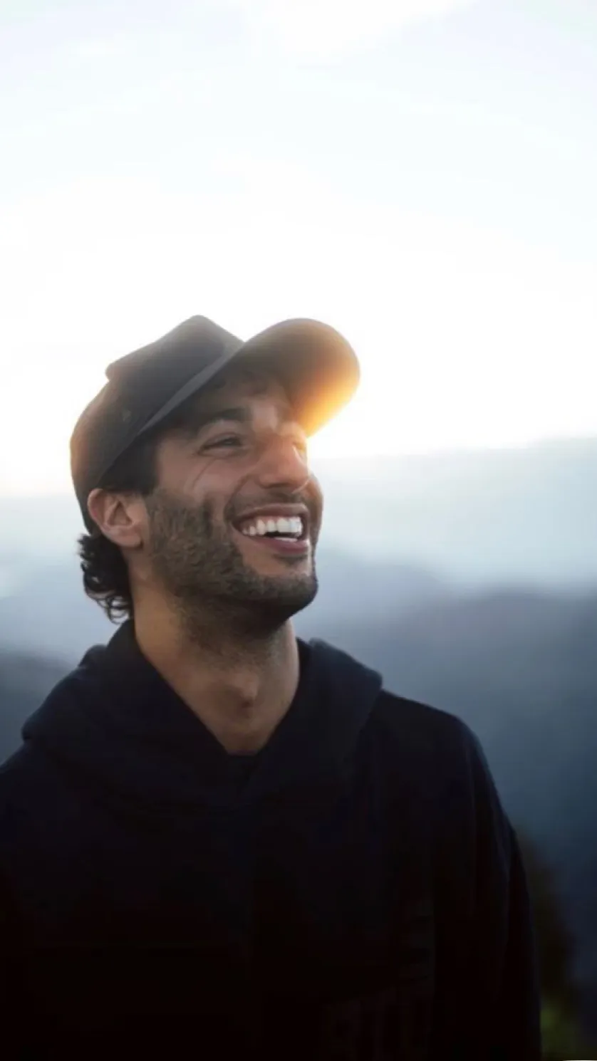 ai character: Daniel Ricciardo  background