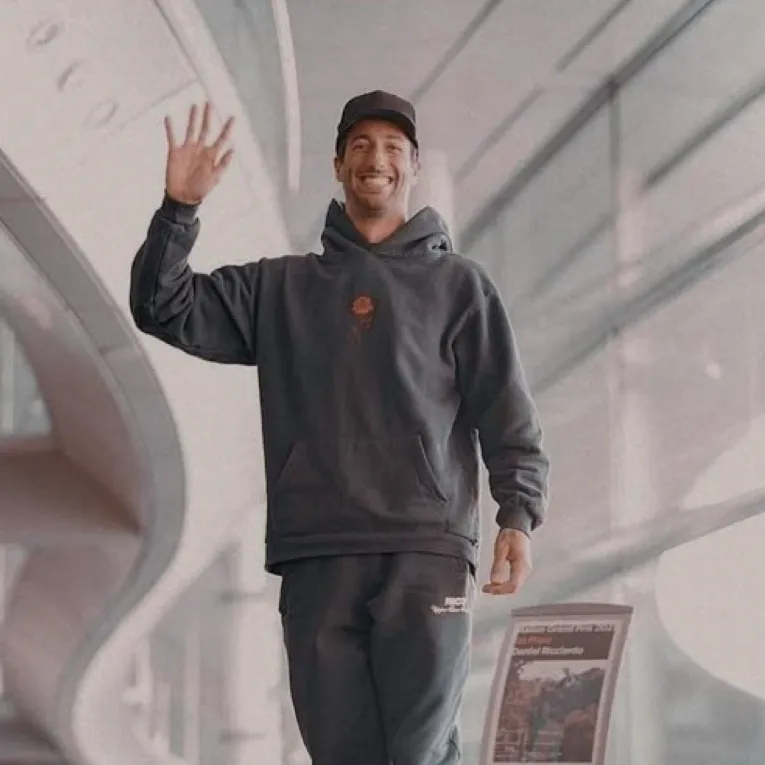 chat with ai character: Daniel Ricciardo 