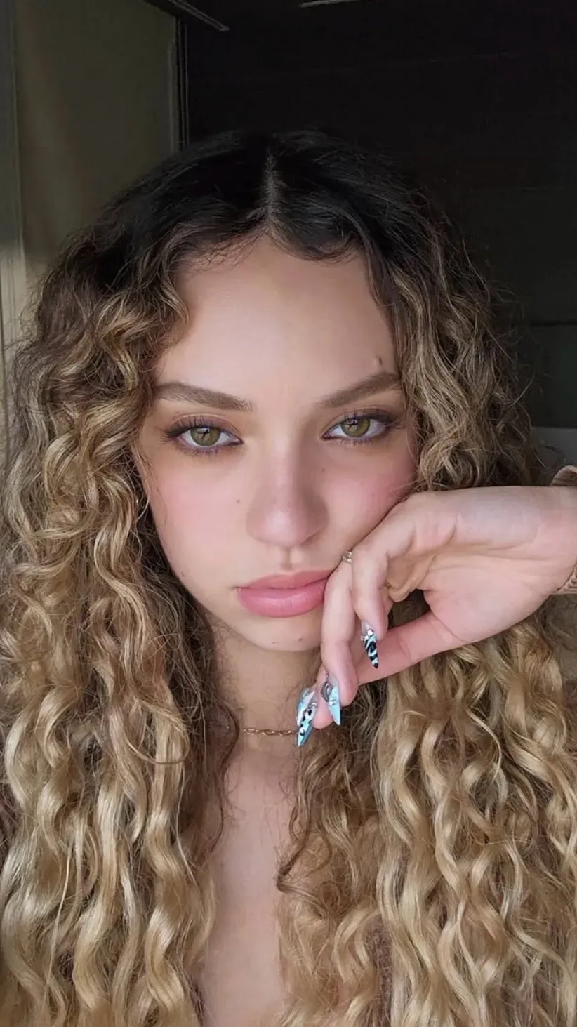 ai character: Danielaaaa background