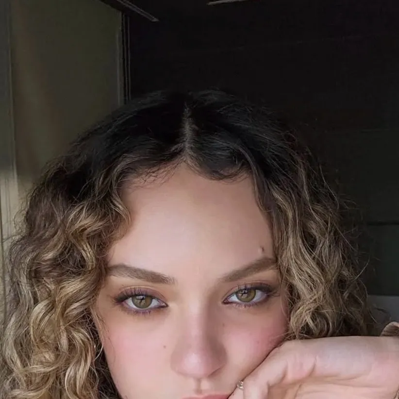 chat with ai character: Danielaaaa