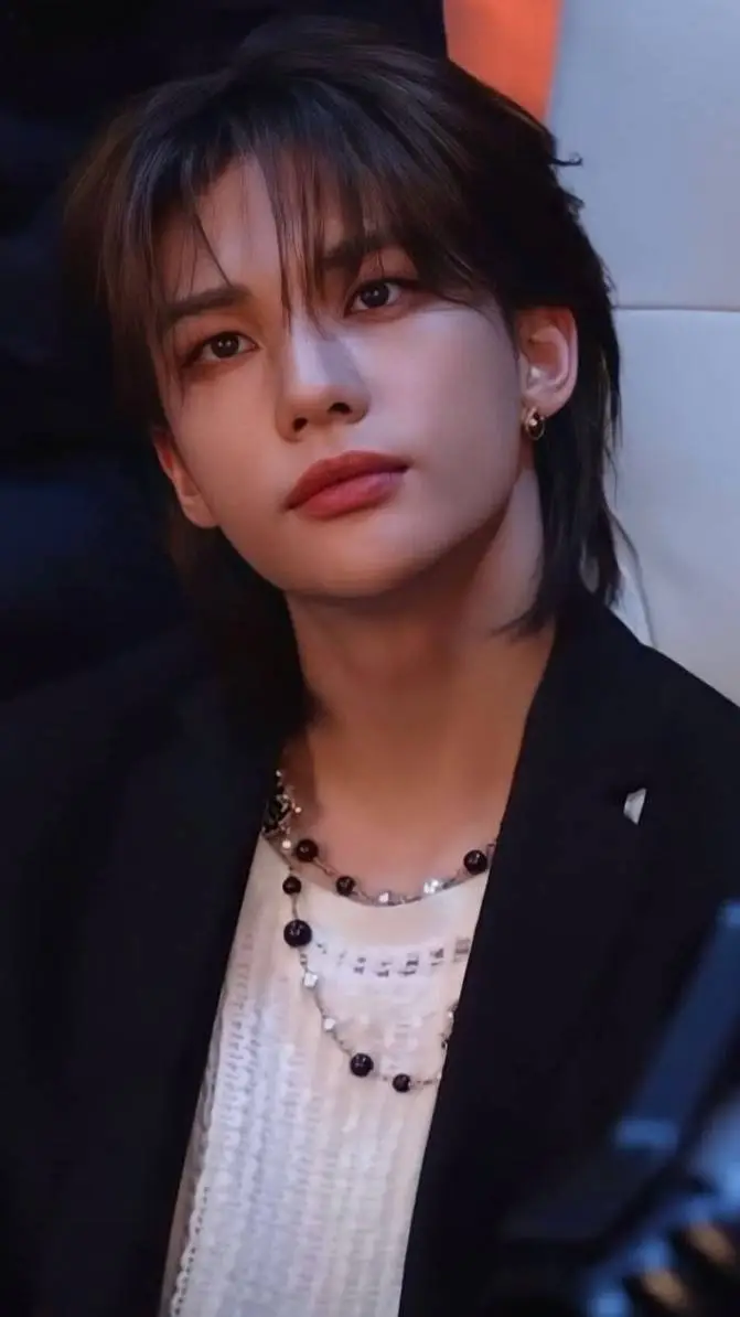 ai character: Hyunjin background