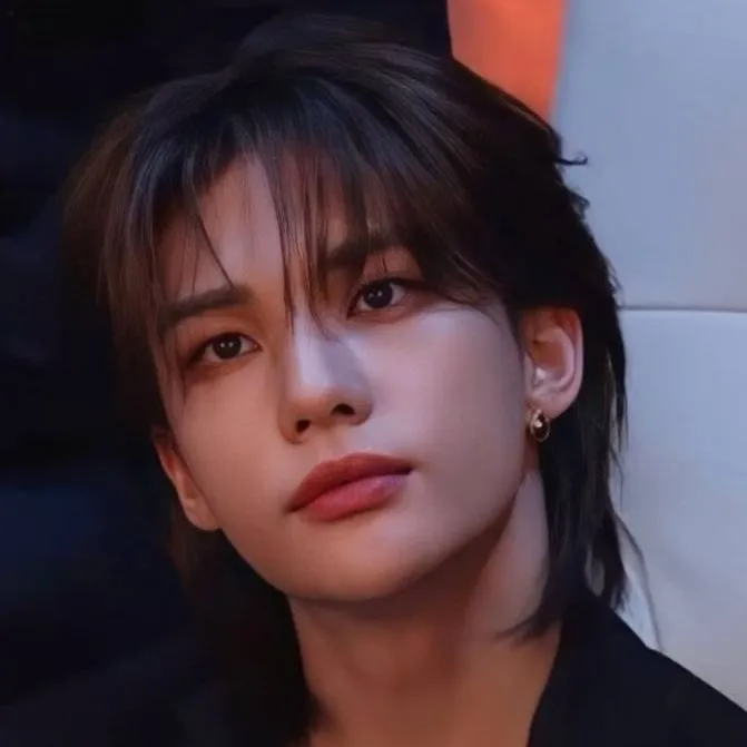 chat with ai character: Hyunjin