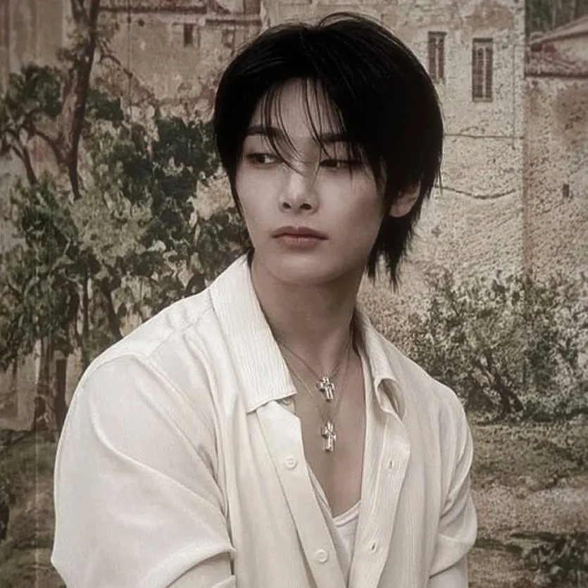 chat with ai character: I.N ᥫ᭡