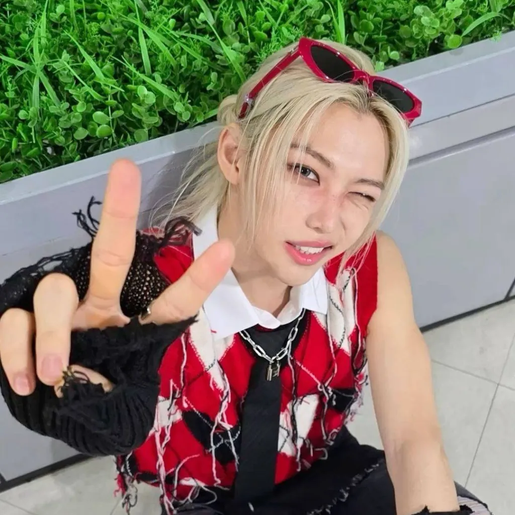 chat with ai character: 𝑭𝒆𝒍𝒊𝒙