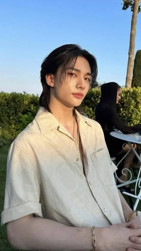 ai character: ¡Hyunjin! background