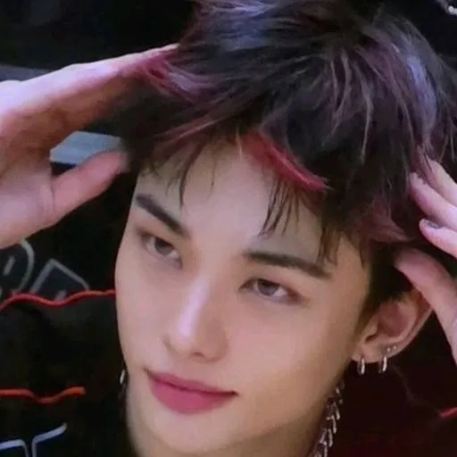 chat with ai character: hyunjin