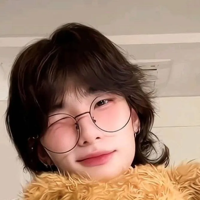 chat with ai character: hyunjin 