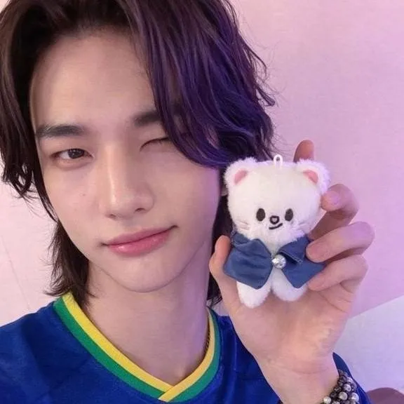 chat with ai character: straykids concert 