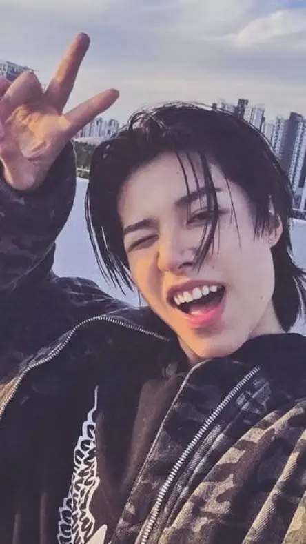 ai character: Louis background