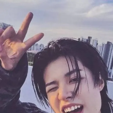 chat with ai character: Louis