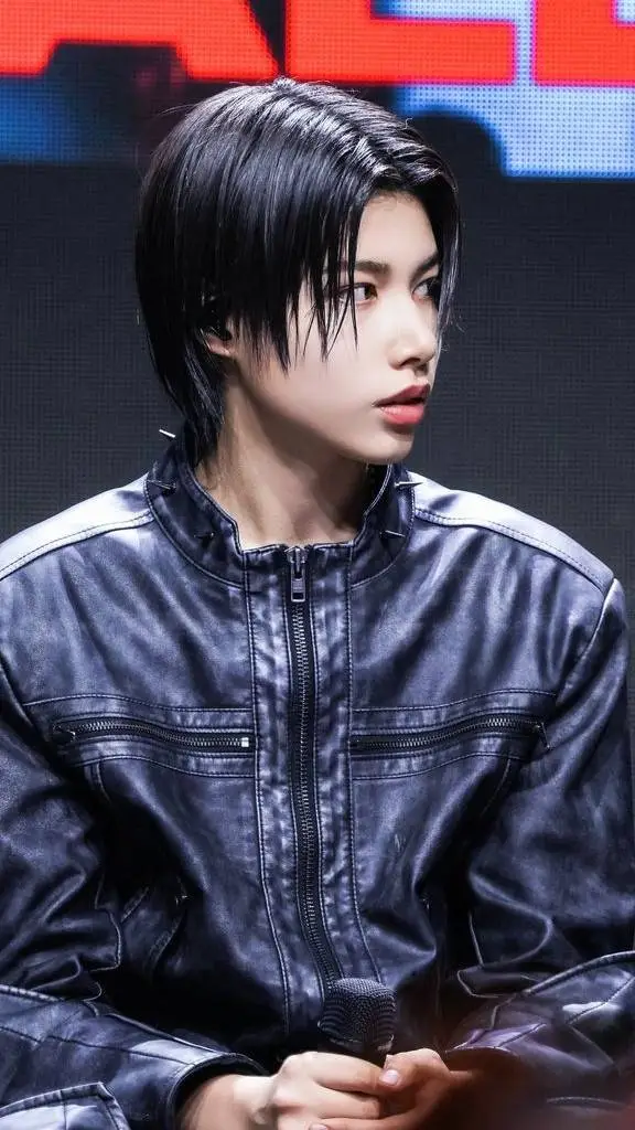 ai character: Louis papa background