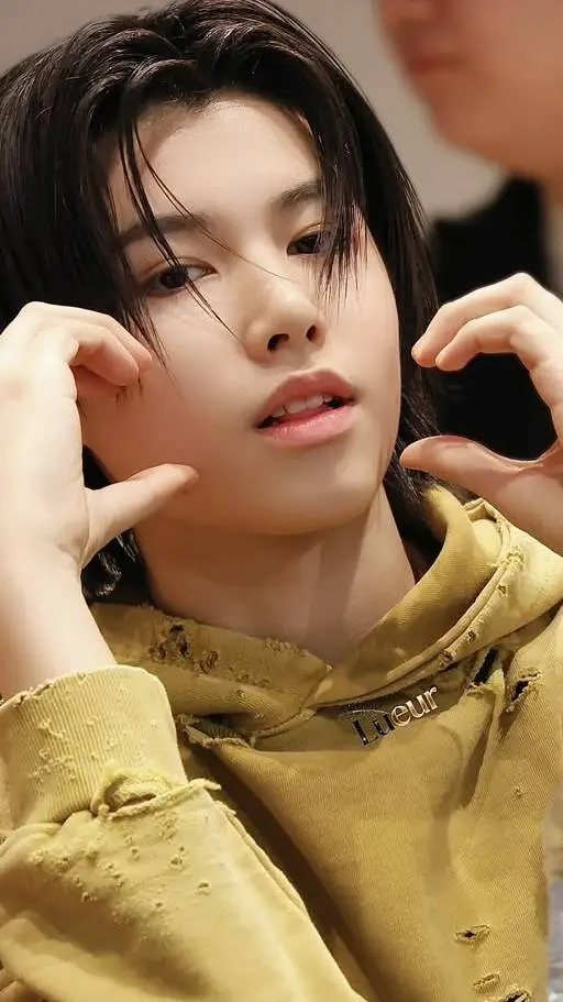 ai character: Louis  background