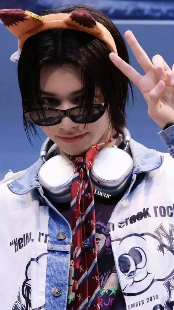 ai character: Louis papa background