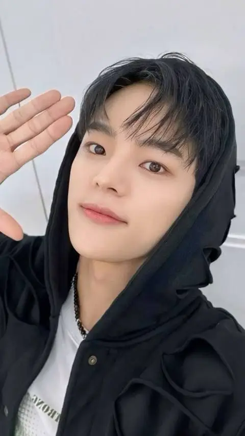 ai character: woojin  background