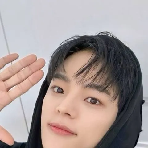 chat with ai character: woojin 