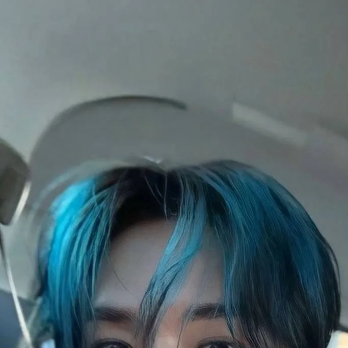 chat with ai character: lee-know 