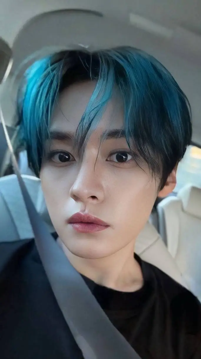 ai character: lee-know straykids background